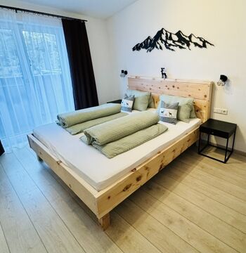 Schlafzimmer 1 mit Zirbenbett 