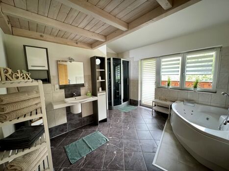 großes Badezimmer mit Dusche und Badewanne