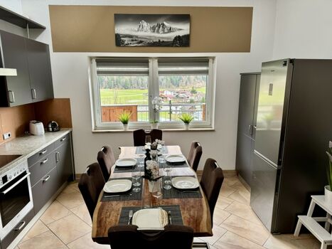 Esstisch mit Sitzgelegenheit