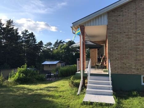 Veranda mit Blick auf den Waldrand