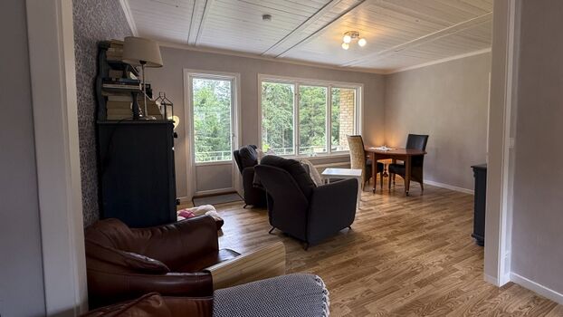 Wohnzimmer mit Blick auf den Wald