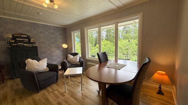 Wohn- / Esszimmer mit Blick auf den Wald