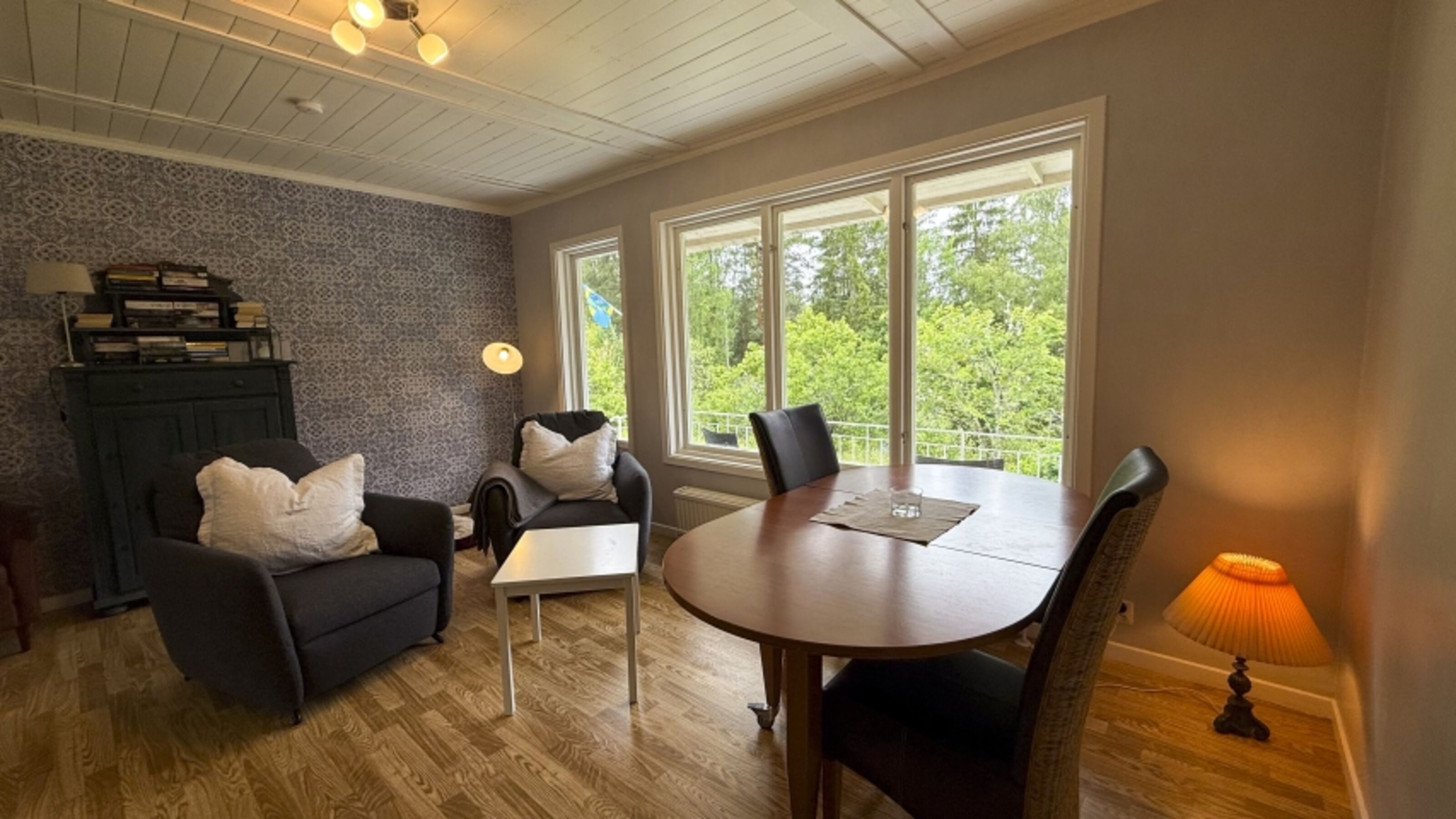 Wohn- / Esszimmer mit Blick auf den Wald