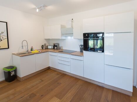 schicke Hochglanz-L-Küchenzeile