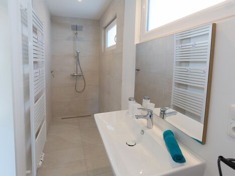 Badezimmer zwei - auch mit Walk-In-Regendusche