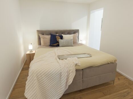 Angenehm träumen - Schlafraum eins mit Boxspringbett 180x200