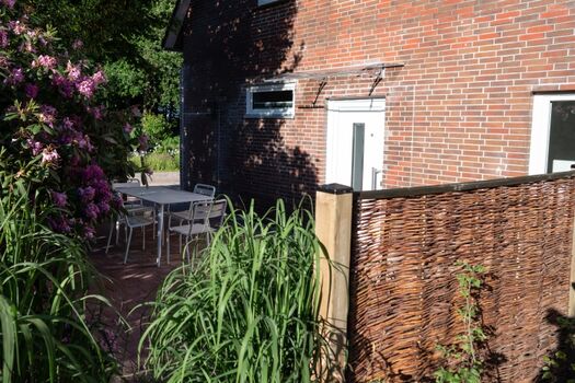 Kleine, begrünte Terrasse im Eingangsbereich der FeWo