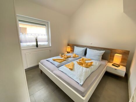 Schlafzimmer eins mit Doppelbett