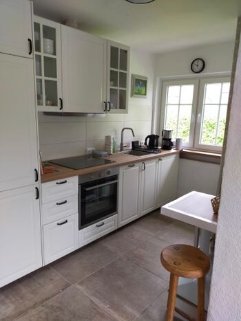 Neue Einbauküche mit kleiner Sitzecke