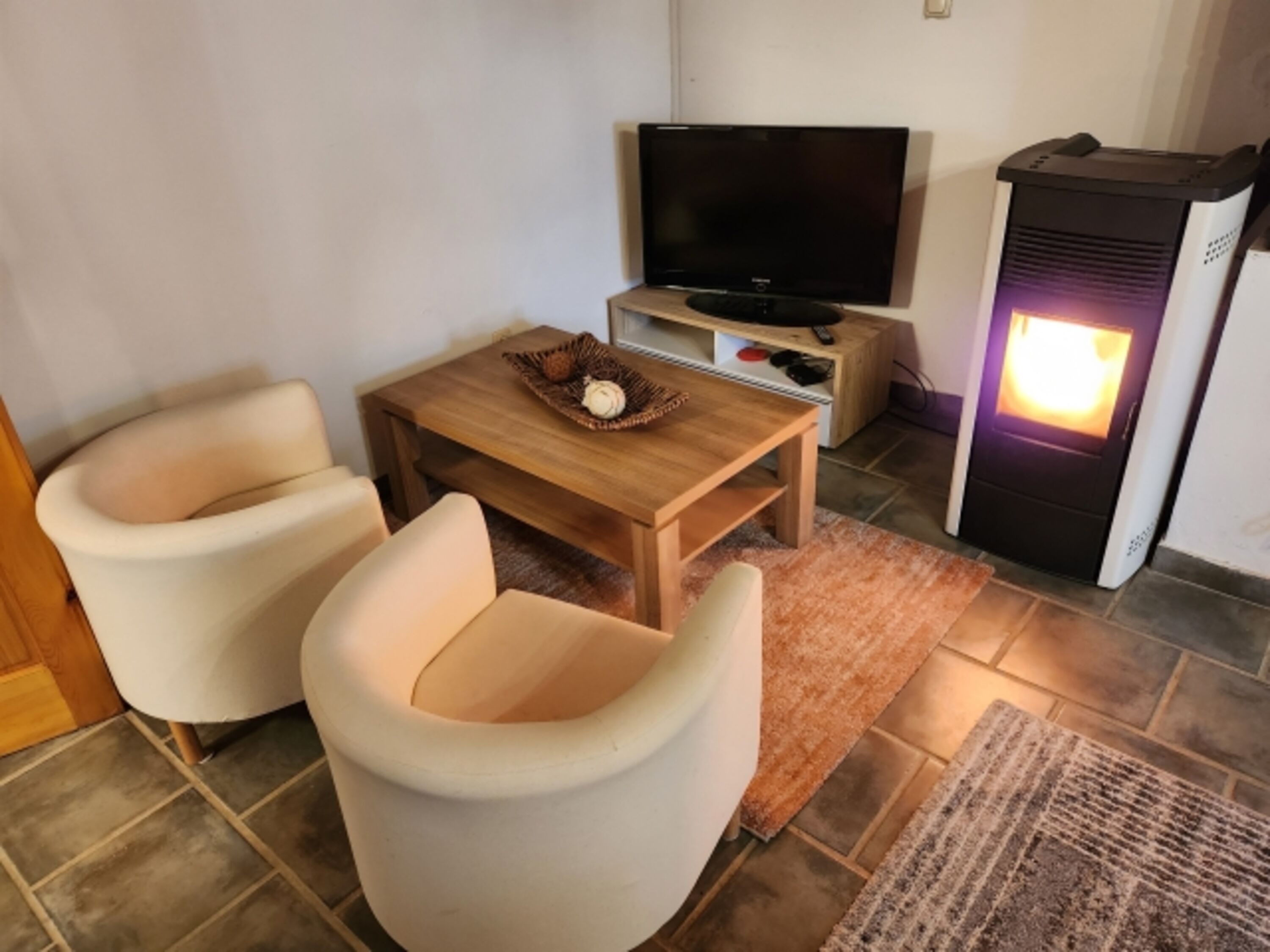Fernsehecke mit Pellet- und Kachelofen Zimmer 1