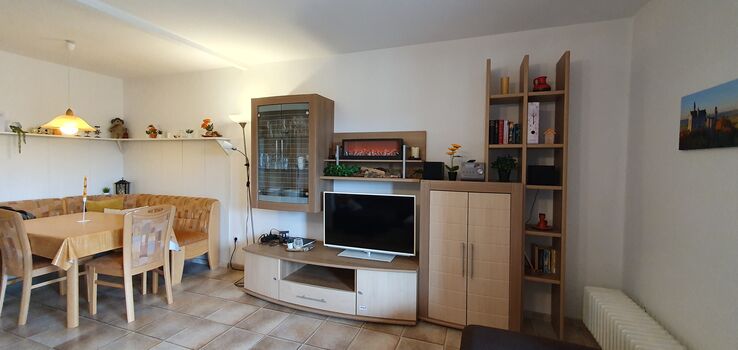 Wohnwand mit Fernseher und DVD