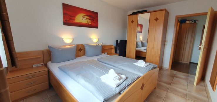 Schlafzimmer 1 verstellbare Lattenroste 22cm hohe Matratzen und kuscheliger Topper