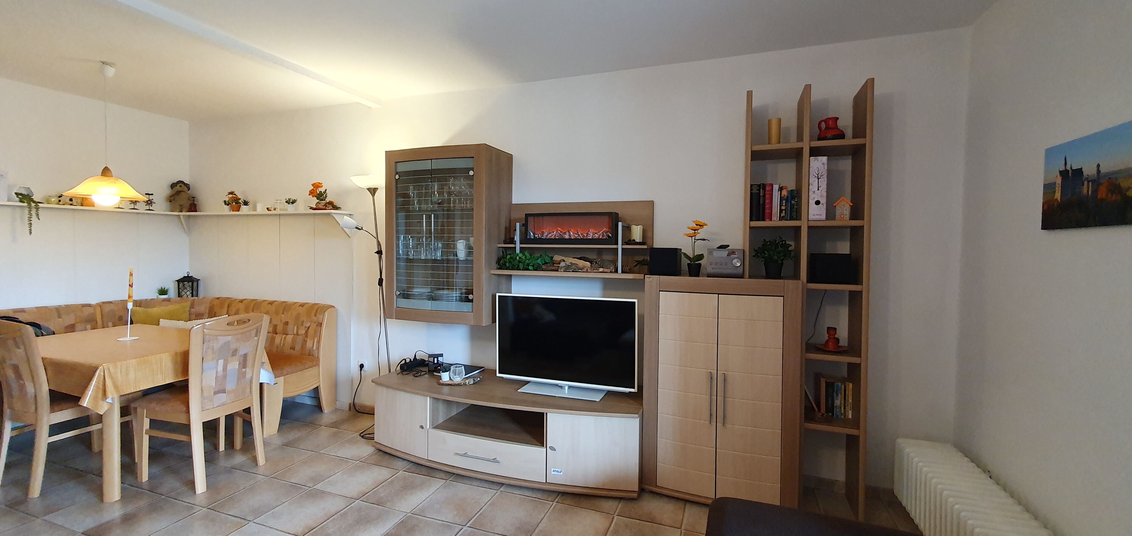 Wohnwand mit Fernseher und DVD