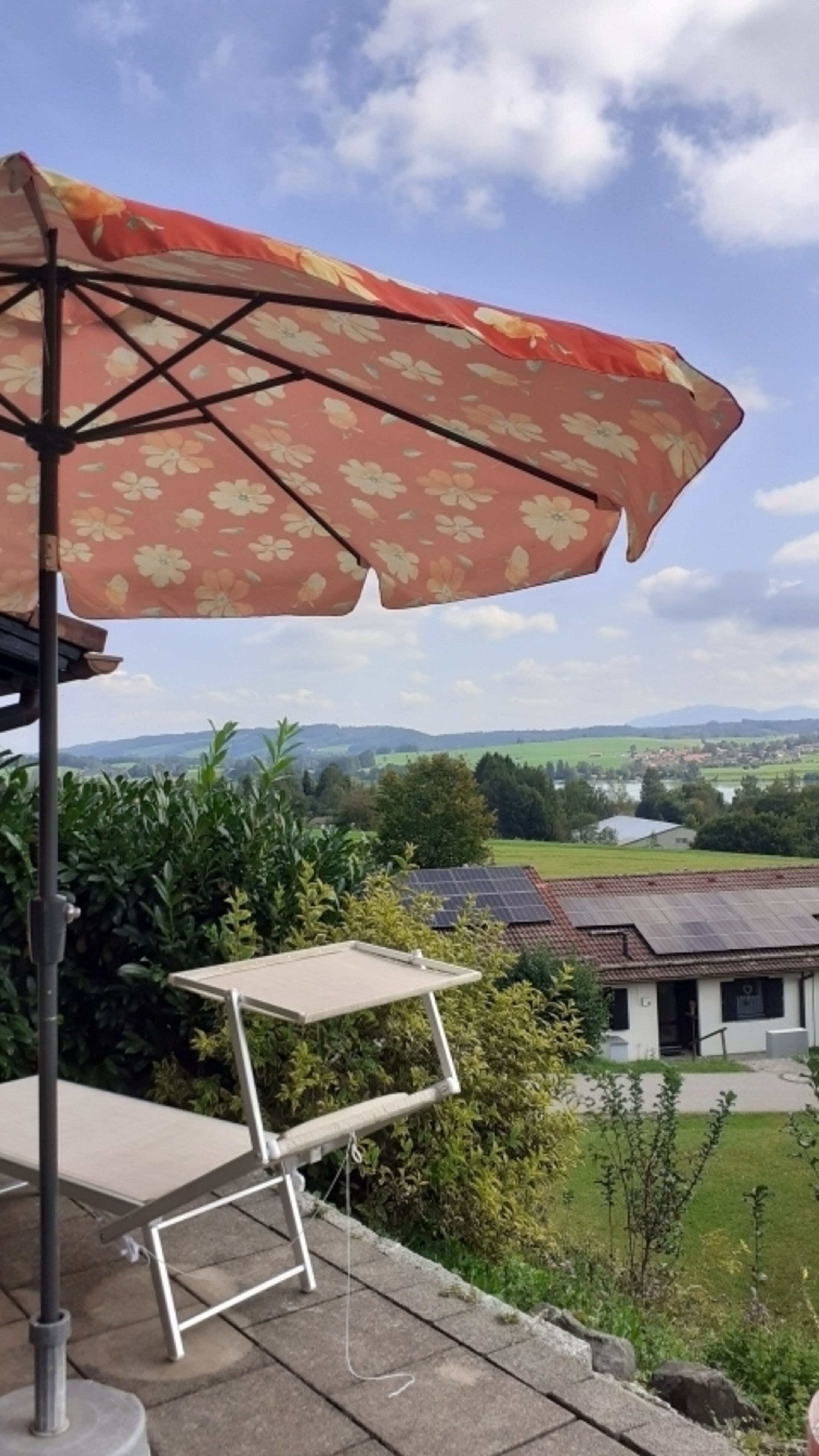 großer Sonnenschirm vorhanden