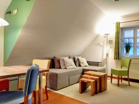 Der gemütliche Wohnbereich, links der Esstisch