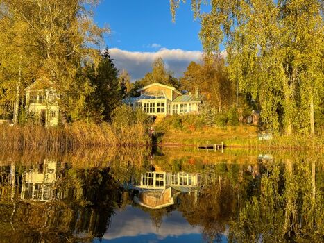 Blick vom See auf das Ferienhaus Kristallvilla in Schweden
