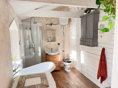 Bad mit Badewanne und Dusche im Haupthaus 