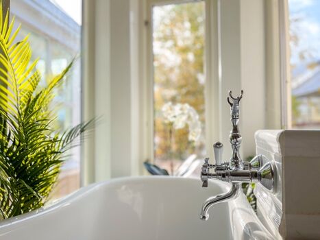 Badewanne im Bad im Haupthaus