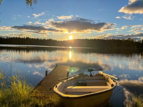 Der Steg und das Boot an der Kristallvilla