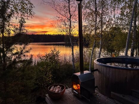 Die Badetonne im Sonnenuntergang