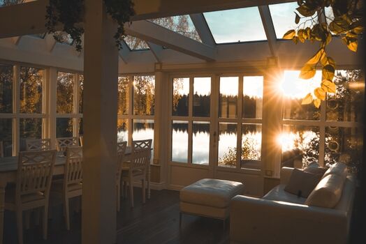 Blick über den Essbereich mit großer Glasfassade