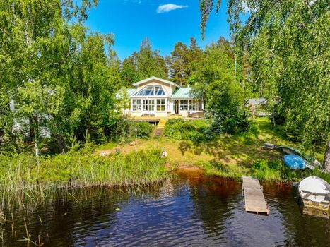Die Kristallvilla am See mit Steg, Boot und Sauna