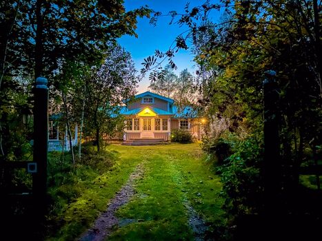 Blick auf das Haupthaus der Kristallvilla