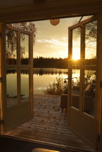 Doppeltür im Essbereich lässt sich zur Terrasse öffnen