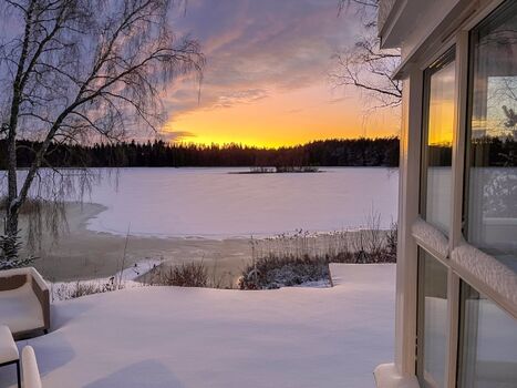 Blick über die Terrasse und den See im Winter