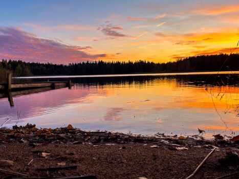 Sandige Badestelle neben dem Steg
