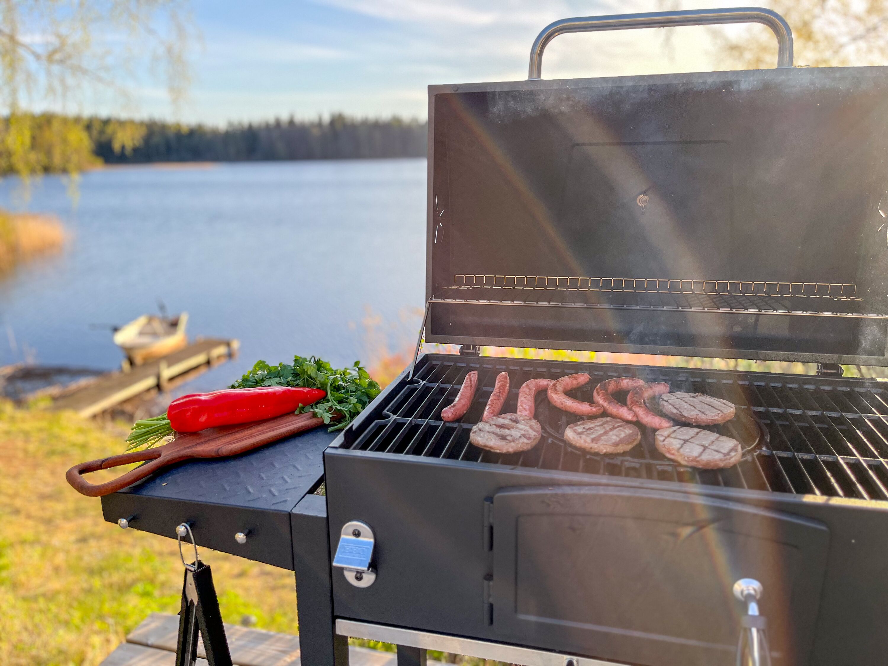 Großer Holzkohlengrill, Steg und einfaches Ruderboot inklusive.