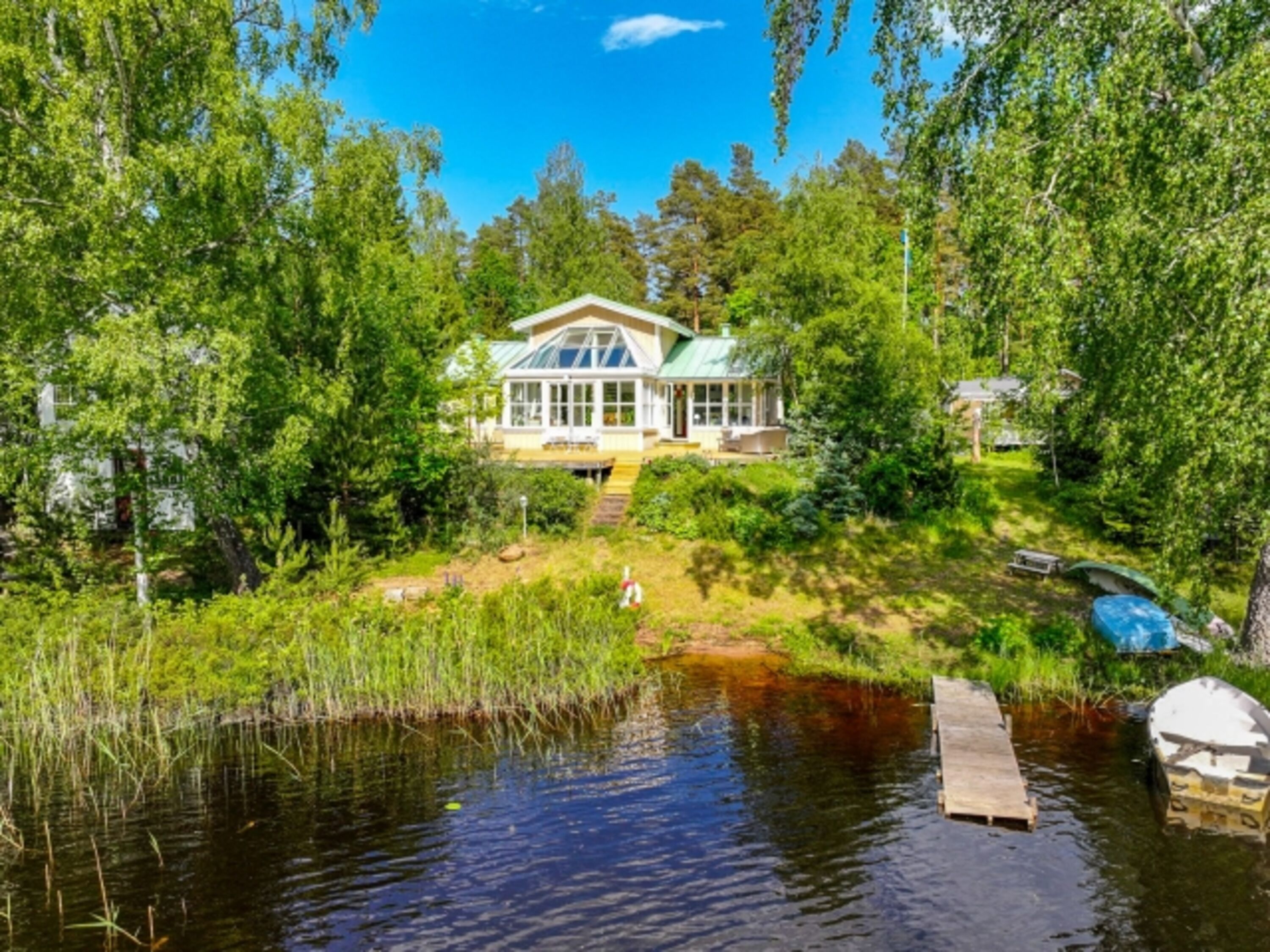 Die Kristallvilla am See mit Steg, Boot und Sauna
