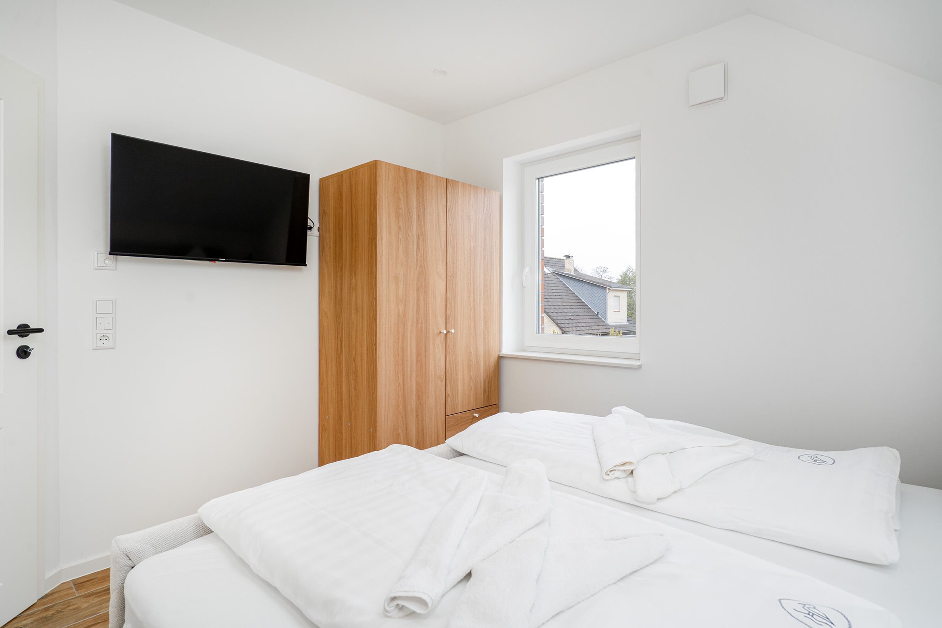 Schlafzimmer mit Doppelbett und TV