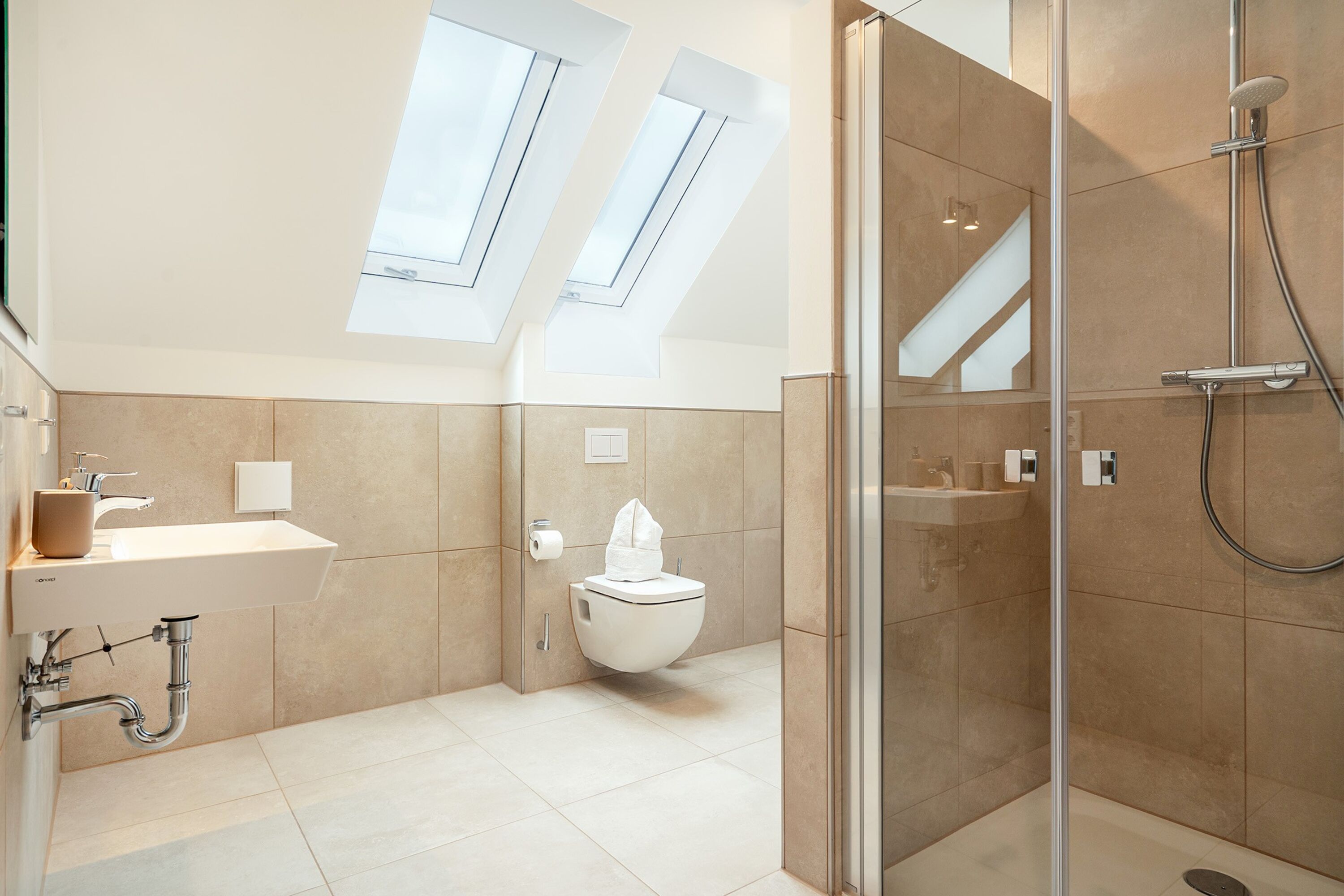 Helles Tageslicht-Badezimmer