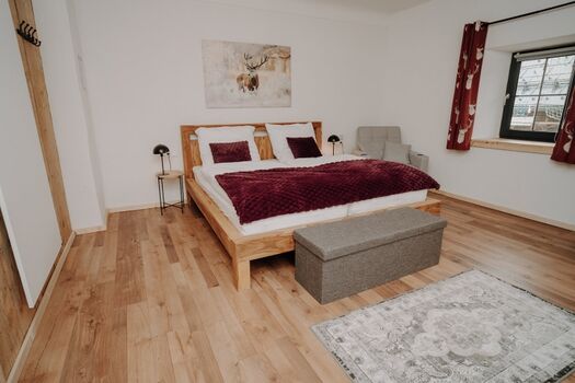 Schlafzimmer rot -© Sibel Zechmann Fotografie