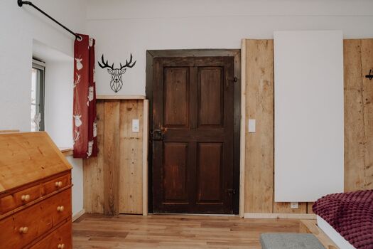 Schlafzimmer rot -© Sibel Zechmann Fotografie