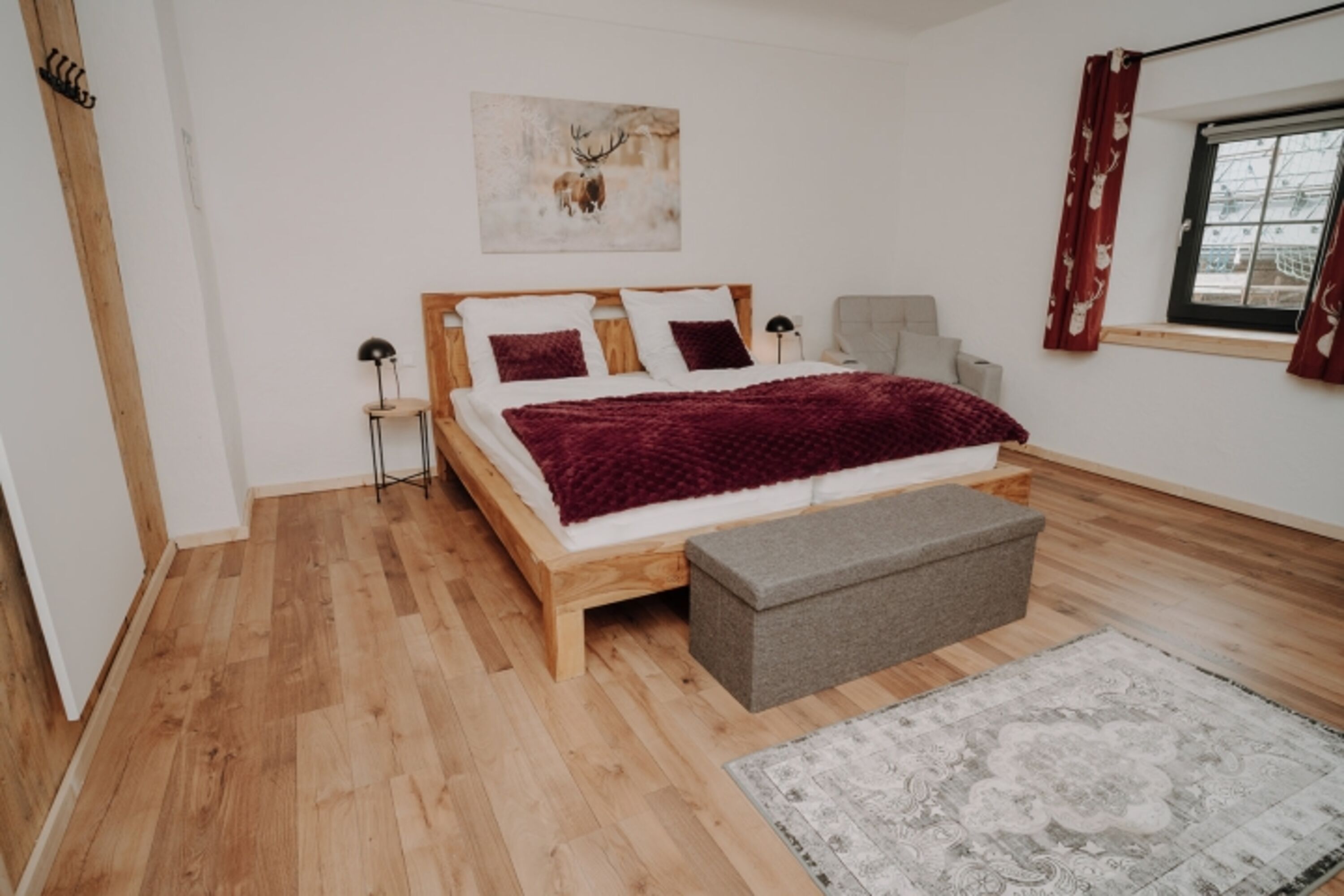 Schlafzimmer rot -© Sibel Zechmann Fotografie
