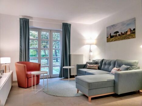 Der harmonische Wohnbereich mit Blick zur Terrasse (untere Wohnung)