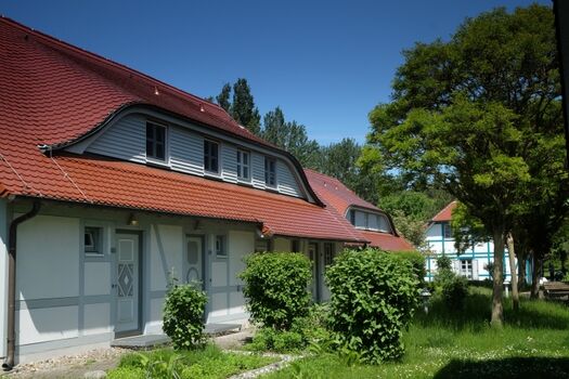 In der rechten Hälfte dieses Hauses finden Sie die beiden Wohnungen