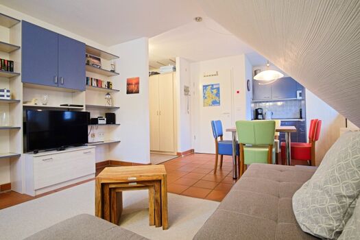 Blick vom Sofa Richtung Küche, Essplatz und Schlafbereich (obere Wohnung)