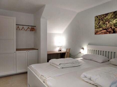 Im Schlafzimmer finden Sie auch einen Schreib-/Kosmetiktisch (untere Wohnung)