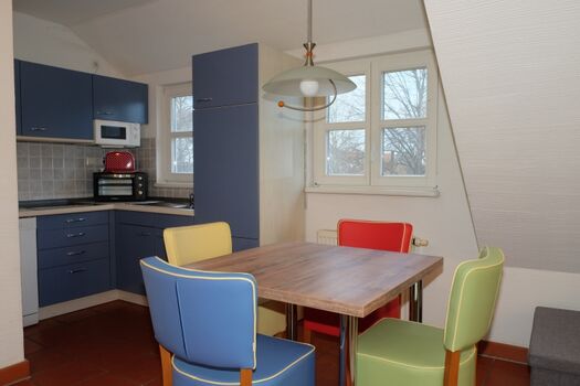  Küche und Essplatz in der oberen Wohnung