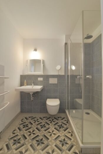 Das klassisch-elegante Bad mit Regendusche (untere Wohnung)