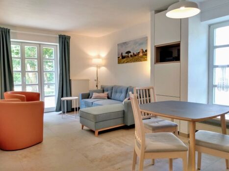 Der helle Wohnraum mit Essplatz am Fenster (untere Wohnung)