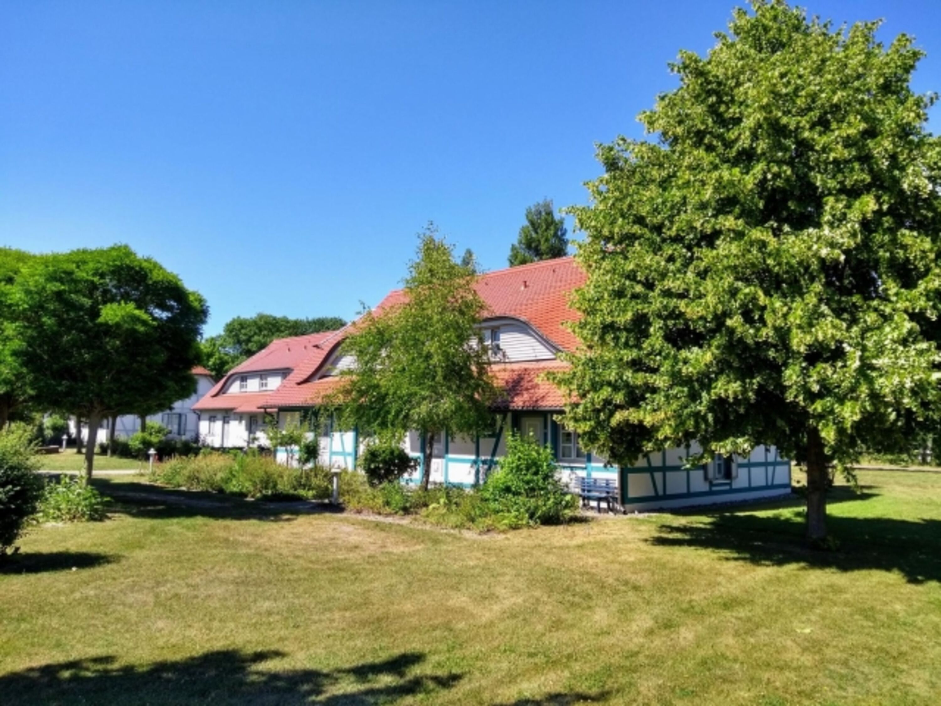 Die kleine Häusergruppe in weitläufigem Grün