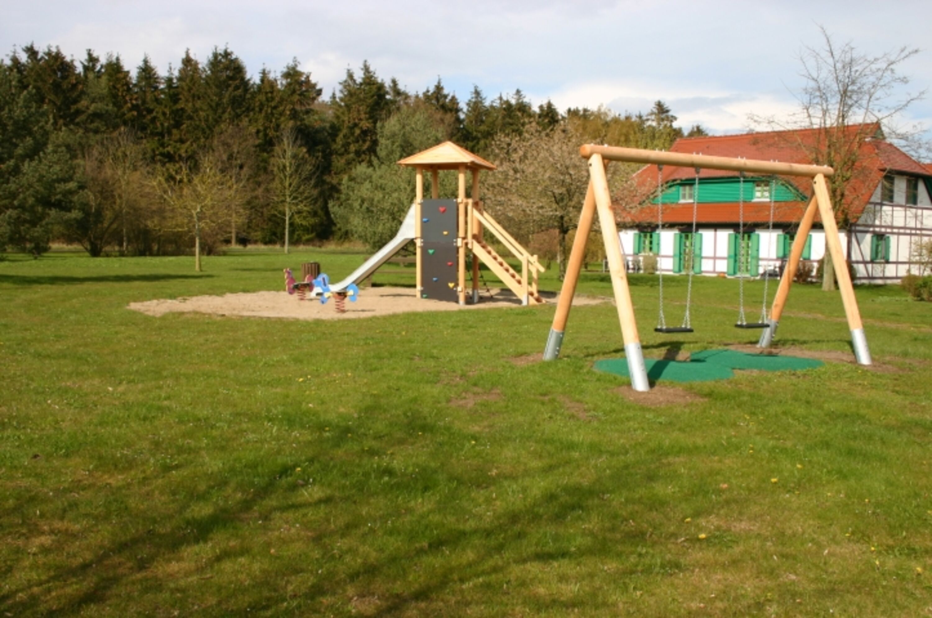 Auch Spielplätze finden Sie im Feriendorf