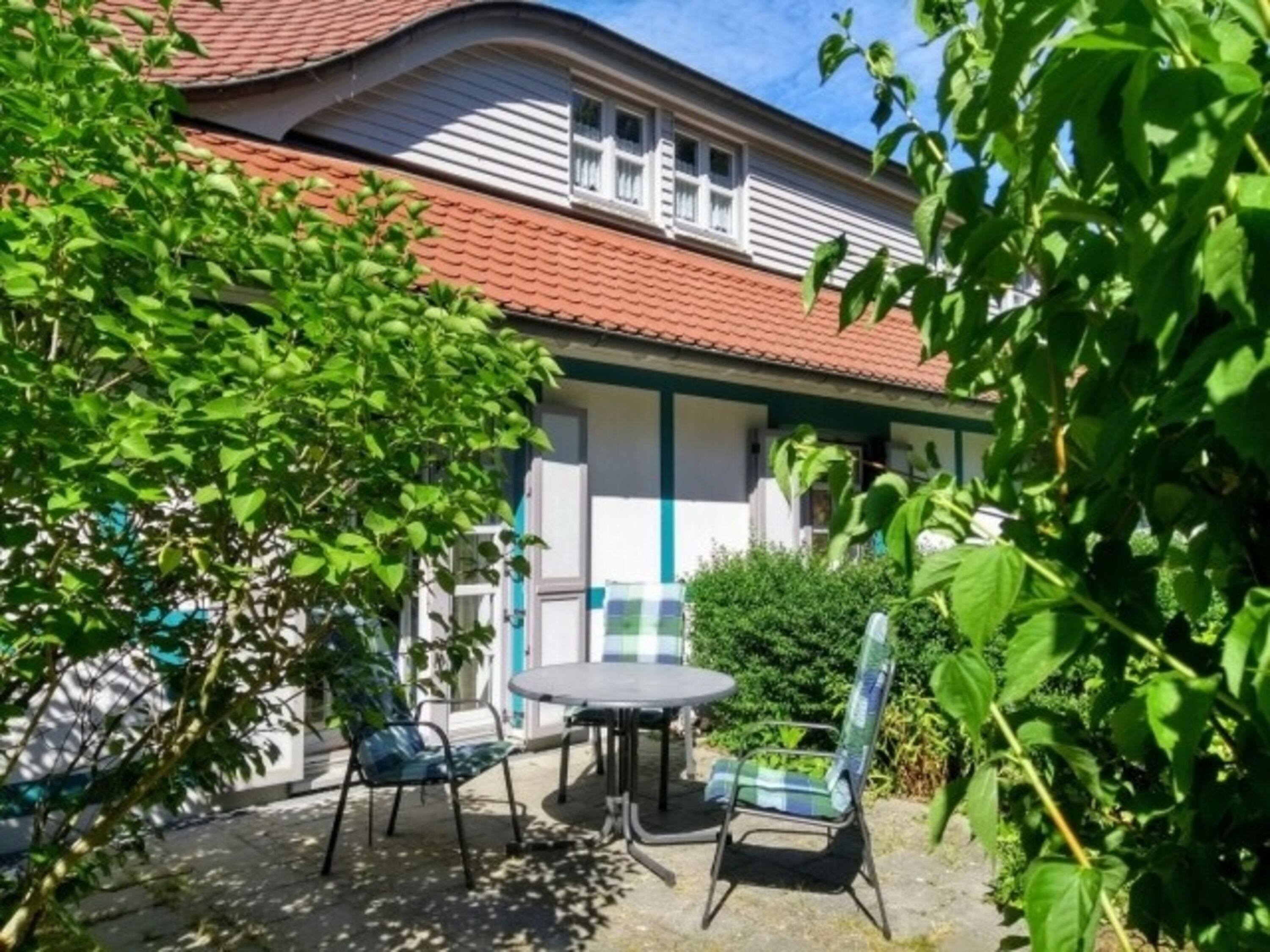 Die Terrasse vor der unteren Wohnung, darüber Fenster der oberen Wohnung