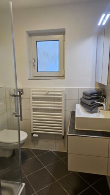 Bad mit Dusche und WC