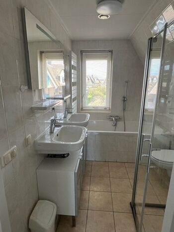 Bad Dusche und Badewanne OG