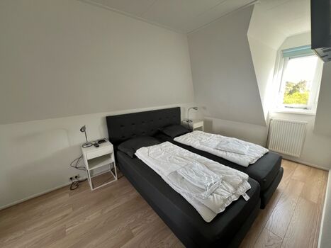 3. Schlafzimmer mit TV